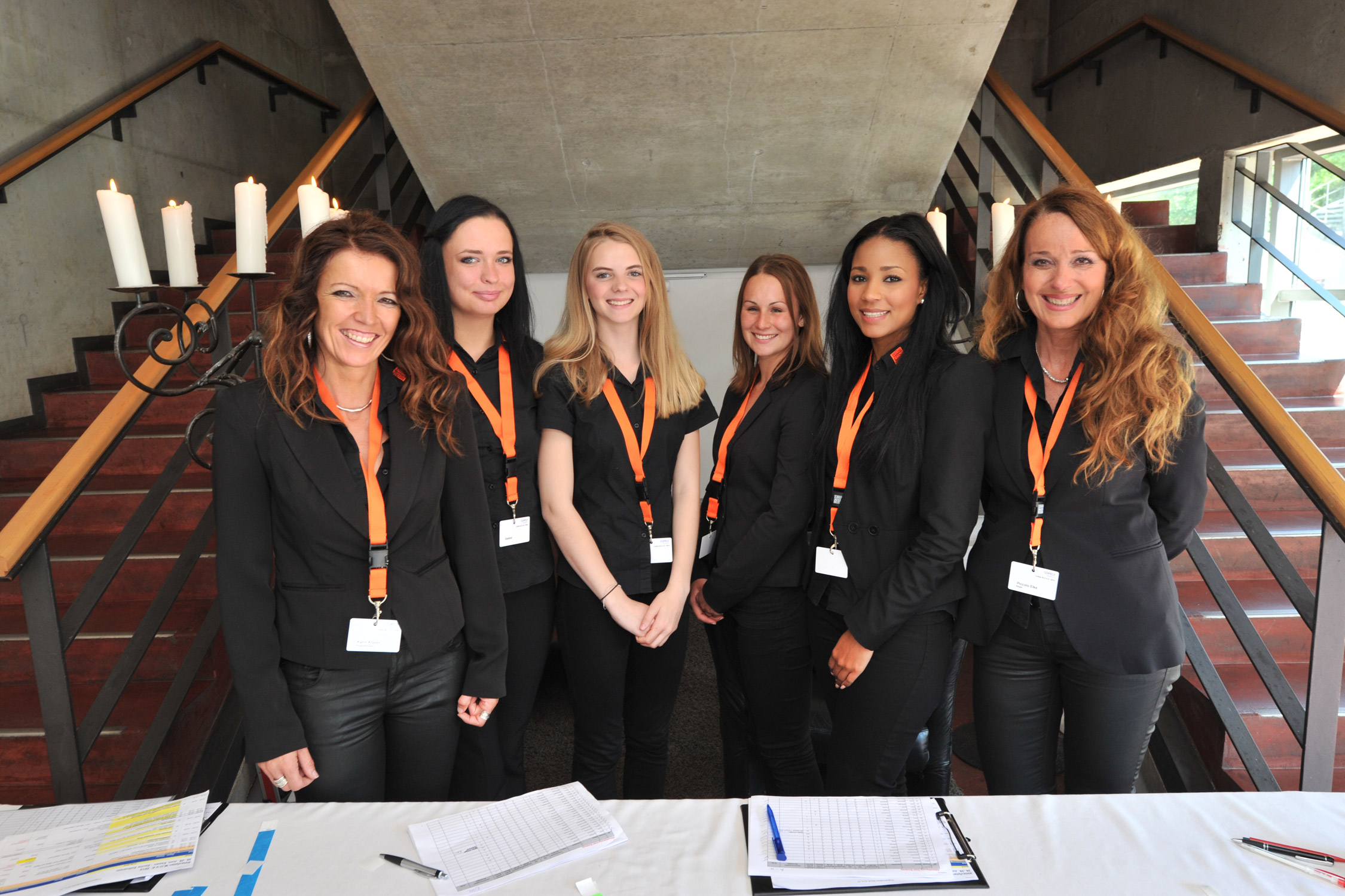 Hostessen, Host, Laufkostüme, Personal, Messe Briefing, Hostessen Köln, geschultes Personal, Messepersonal, Eventhostessen, Veranstaltungshostessen, Hostess, trade fair hostess, Promotion, Servicekraft, Kellner, Promotionagentur, Servicepersonal