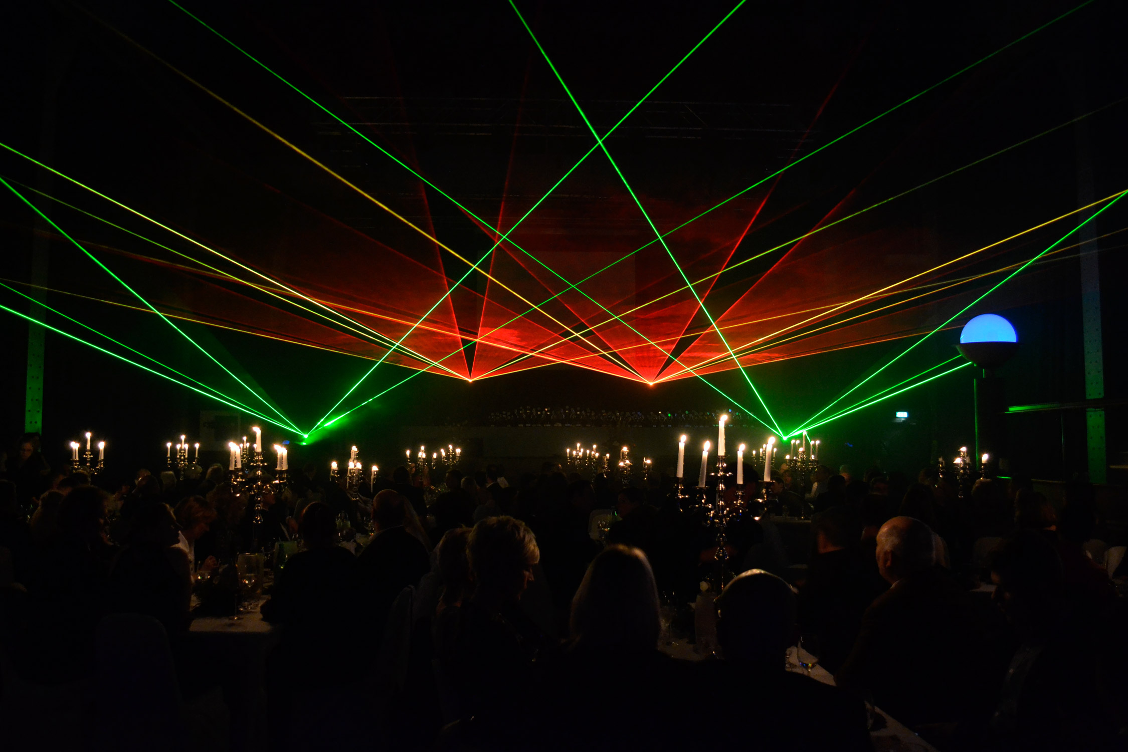 Showtechnik,  Event Technik, Veranstaltungstechnik Agentur, Special Effects, Spezialeffekte, Bühnenbau, Requisiten, Beleuchtung, Live-Musik, Nebelmaschine, Laserkanone, Pyro Technik, Traversen, Mikrofon, Lichttechnik, Bildtechnik, Tontechnik, Medien, Präs